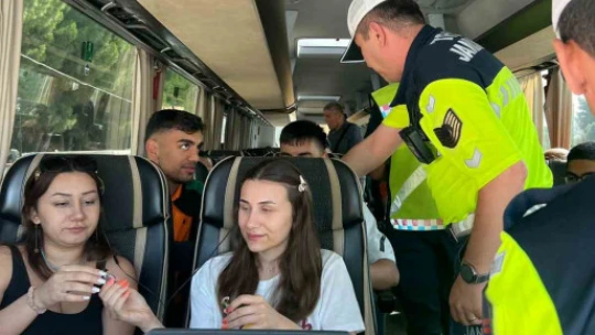 Trafik kazalarına karşı jandarma ekipleri sürücüleri uyardı