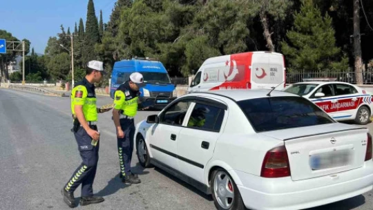Trafik kazalarına karşı jandarma ekipleri sürücüleri uyardı