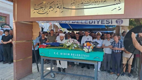 Trafik kazasında hayatını kaybeden 14 yaşındaki Derin, son yolculuğuna uğurlandı