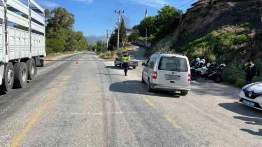 Trafik kurallarına uymayan sürücüler jandarmadan kaçamadı