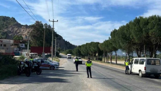 Trafik kurallarına uymayan sürücüler jandarmadan kaçamadı