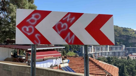 Trafik ve yönlendirme levhaları aşıkların karalama tahtası oldu
