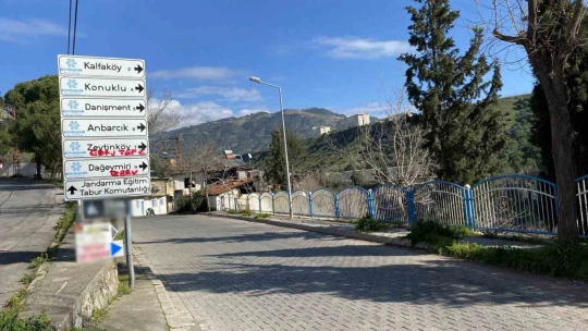 Trafik ve yönlendirme levhaları aşıkların karalama tahtası oldu
