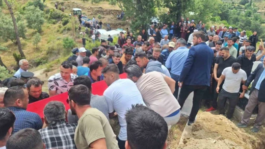 Traktör altında kalan bekçi toprağa verildi