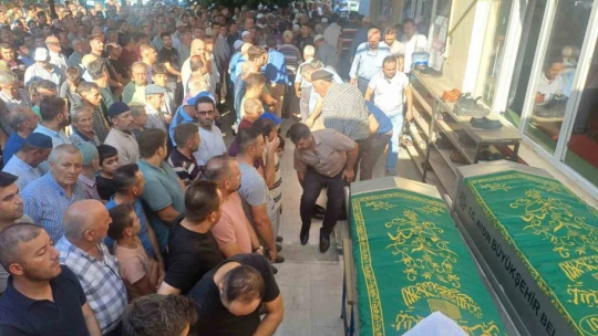 Traktör kazasında hayatını kaybeden çift, toprağa verildi