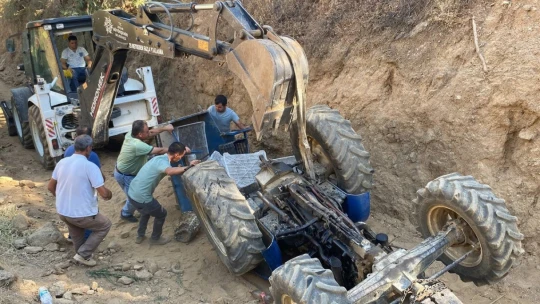 Traktör kazasında hayatını kaybeden çift, toprağa verildi