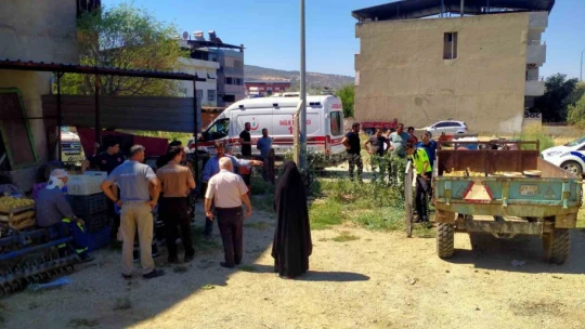 Traktör römorkundan düşen bir kişi yaralandı