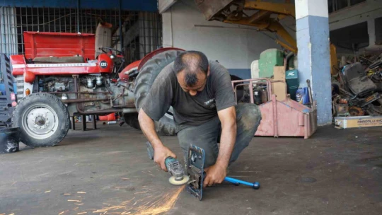 Traktörler zeytin hasat sezonuna hazırlanıyor
