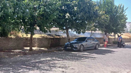 Tren yolunda kenarında çıkan yangın araçlara sıçramadan söndürüldü