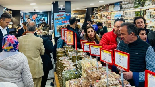 Tuğba Kuruyemiş, İstanbul'daki 8. şubesini halkla buluşturdu