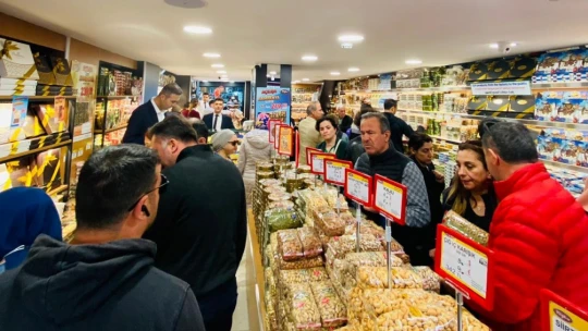 Tuğba Kuruyemiş, İstanbul'daki 8. şubesini halkla buluşturdu