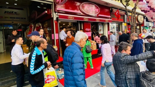 Tuğba Kuruyemiş, İstanbul'daki 8. şubesini halkla buluşturdu