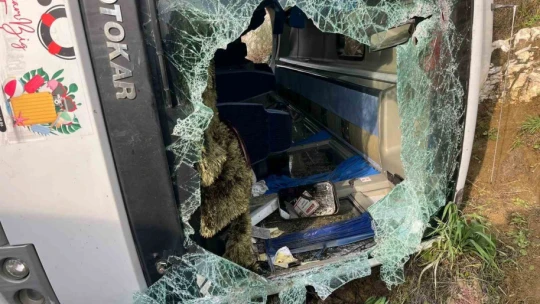 Tur minibüsü devrildi: 23 yaralı