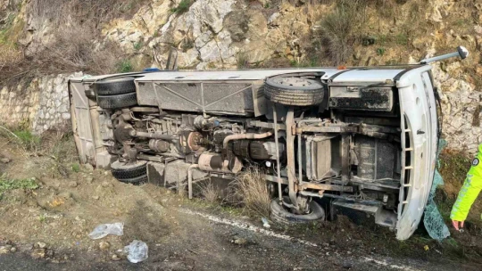 Tur minibüsü devrildi: 23 yaralı
