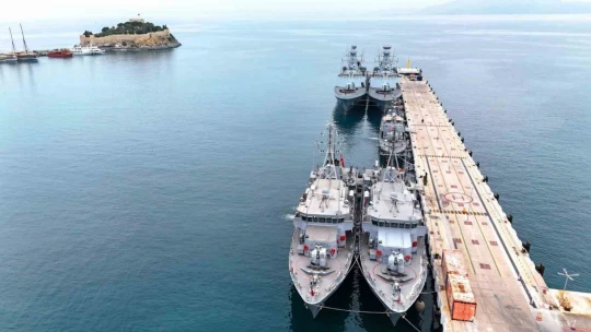 Türk Donanması'nın gururu olan savaş gemileri Kuşadası'nda