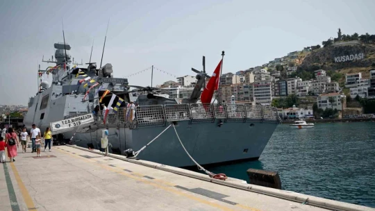Türk donanmasının gururu olan savaş gemileri ziyarete açıldı