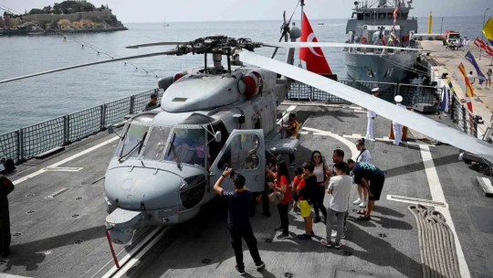Türk donanmasının gururu olan savaş gemileri ziyarete açıldı