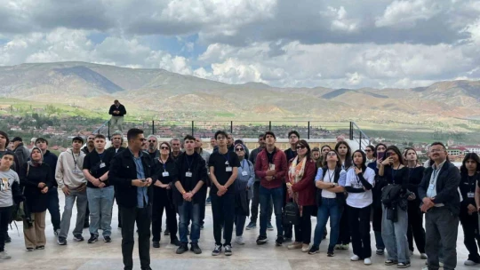 Üç şehir arasında kültür köprüsü kuran 'Kültürler Buluşuyor' projesi bu kez Sivas'ta