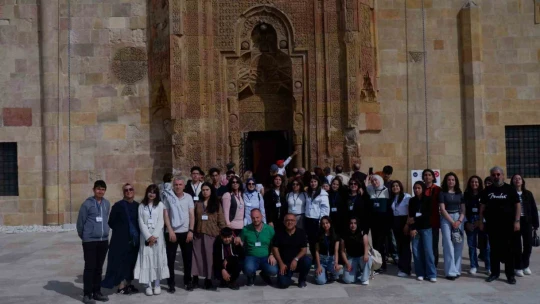 Üç şehir arasında kültür köprüsü kuran 'Kültürler Buluşuyor' projesi bu kez Sivas'ta