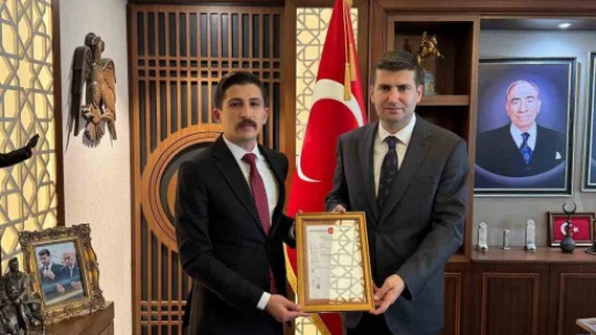 Ülkücüler hizmet binasının tapusunu aldı