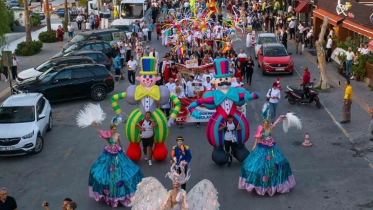 Uluslararası Kuşadası Sokak Festivali'nin açılışı Rio karnavalını aratmadı