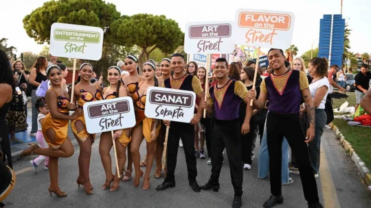 Uluslararası Kuşadası Sokak Festivali'nin açılışı Rio karnavalını aratmadı