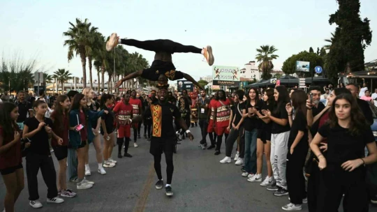 Uluslararası Kuşadası Sokak Festivali'nin açılışı Rio karnavalını aratmadı