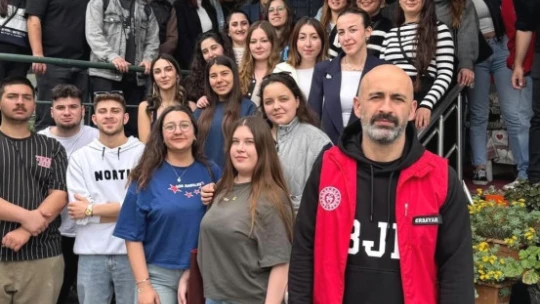 Üniversite öğrencileri yaşlı çınarları unutmadı