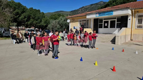 Üniversite öğrencilerinden ilkokul öğrencilerine destek