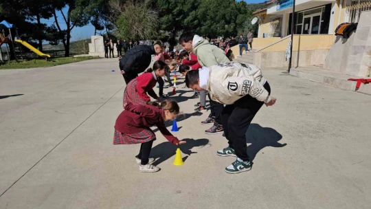 Üniversite öğrencilerinden ilkokul öğrencilerine destek