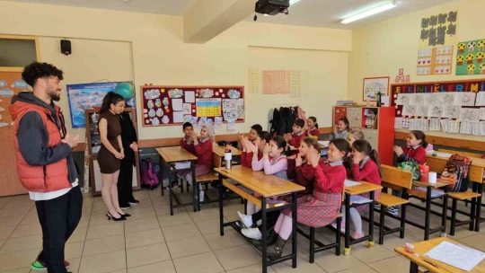 Üniversite öğrencilerinden ilkokul öğrencilerine destek