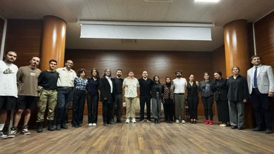 Üniversite öğrencilerinden tiyatro gösterisi