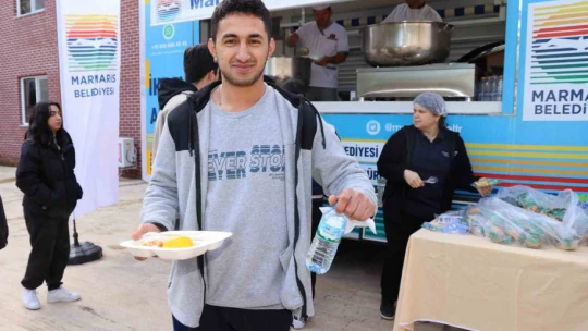 Üniversite öğrencilerine sıcak yemek ikramı