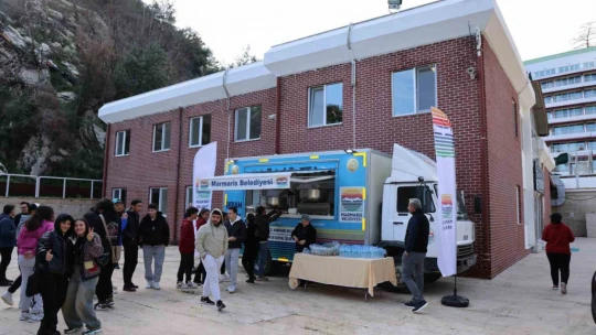 Üniversite öğrencilerine sıcak yemek ikramı