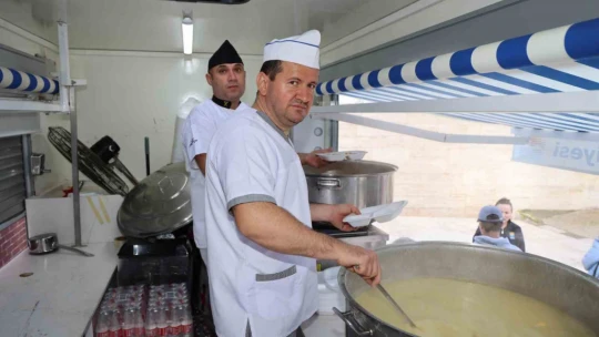 Üniversite öğrencilerine sıcak yemek ikramı