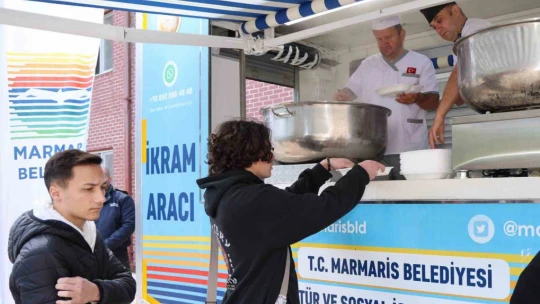 Üniversite öğrencilerine sıcak yemek ikramı