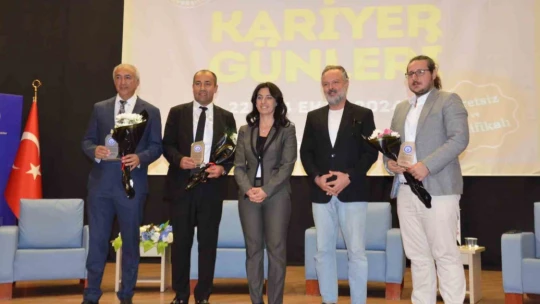 Üniversiteli gençler, Tikbaş'ın simit satıcılığından iş insanlığına uzanan hayat hikayesini nefes almadan dinledi