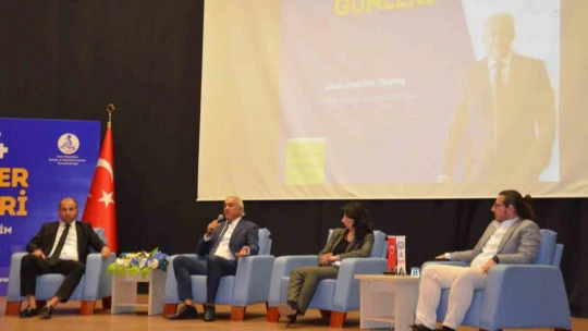 Üniversiteli gençler, Tikbaş'ın simit satıcılığından iş insanlığına uzanan hayat hikayesini nefes almadan dinledi