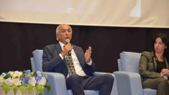 Üniversiteli gençler, Tikbaş'ın simit satıcılığından iş insanlığına uzanan hayat hikayesini nefes almadan dinledi