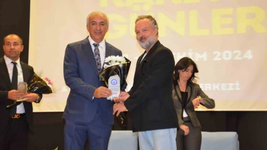 Üniversiteli gençler, Tikbaş'ın simit satıcılığından iş insanlığına uzanan hayat hikayesini nefes almadan dinledi