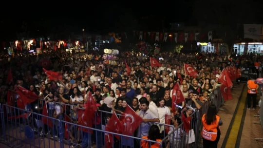 Ünlü sanatçı Zara'dan Yenipazarlılara türkü ziyafeti