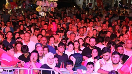 Ünlü sanatçı Zara'dan Yenipazarlılara türkü ziyafeti