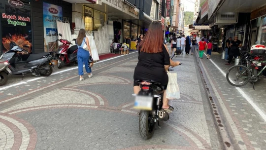 Uyarı levhalarını dikkate almayan motosiklet sürücülerine esnaf ve vatandaşlardan tepki