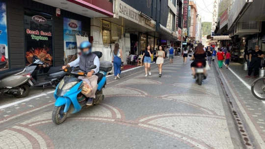 Uyarı levhalarını dikkate almayan motosiklet sürücülerine esnaf ve vatandaşlardan tepki