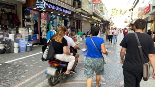Uyarı levhalarını dikkate almayan motosiklet sürücülerine esnaf ve vatandaşlardan tepki