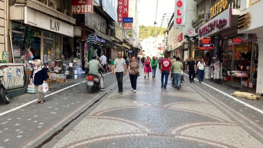 Uyarı levhalarını dikkate almayan motosiklet sürücülerine esnaf ve vatandaşlardan tepki