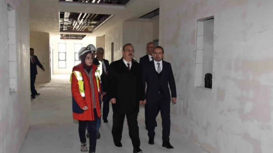 Vali Canbolat, Aydın Şehir Hastanesi'nde incelemelerde bulundu