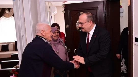Vali Canbolat, ilk şehit öğretmen Akar'ın ailesine misafir oldu