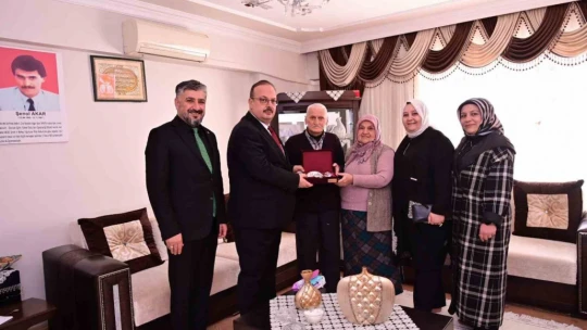 Vali Canbolat, ilk şehit öğretmen Akar'ın ailesine misafir oldu