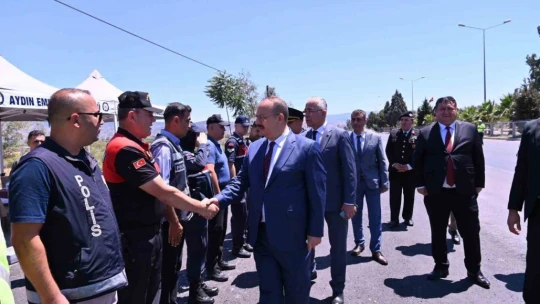 Vali Canbolat uygulama noktasında sürücülerle bayramlaştı